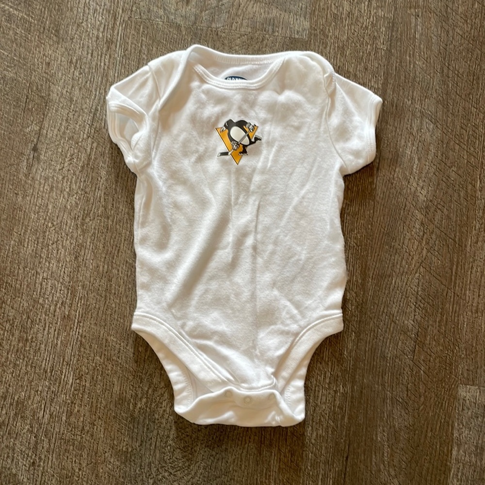 Old Navy White Onesie with Pittsburgh Penguins Decal 3-6M Never Worn